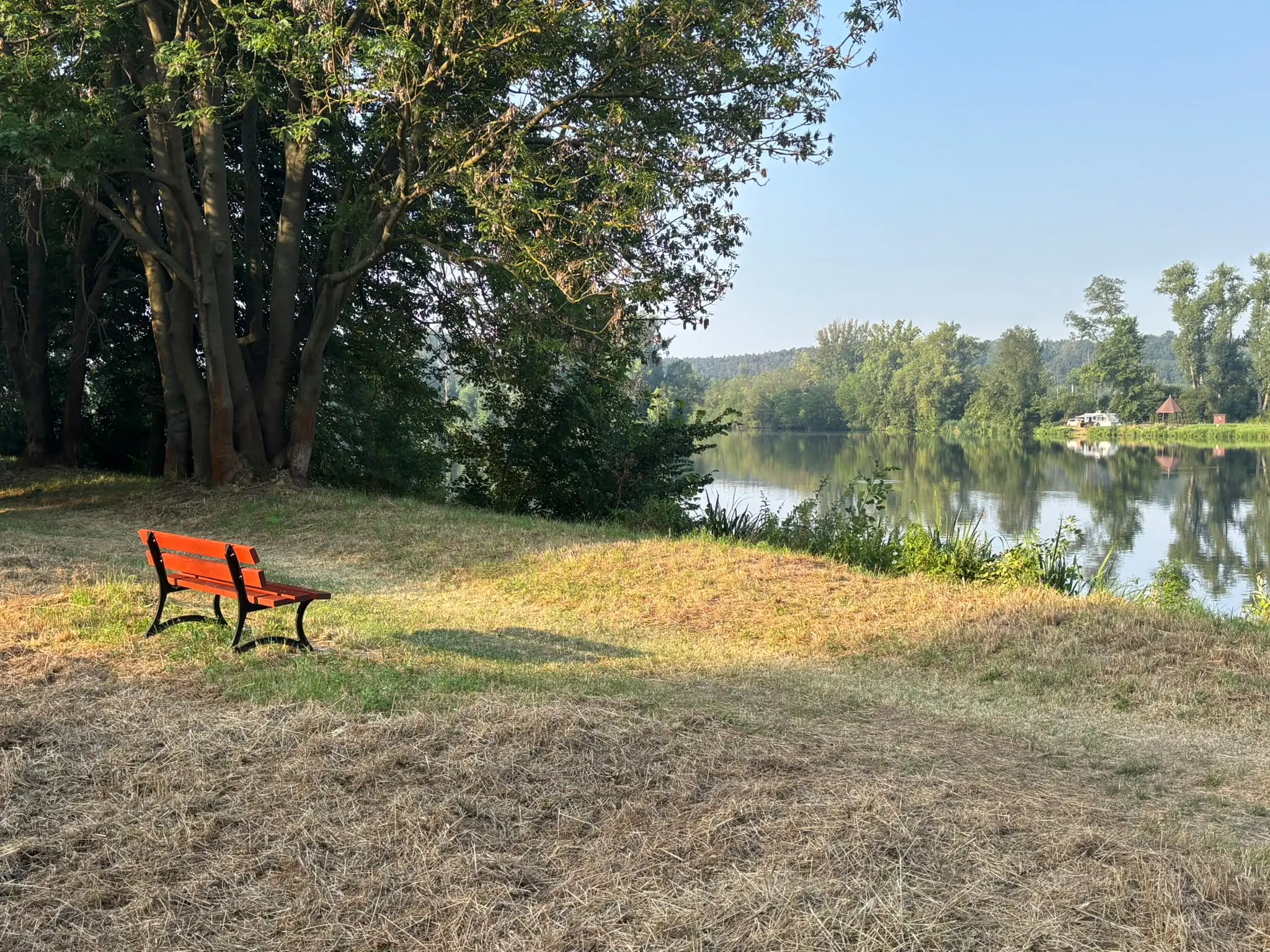 Lavička nad hladinou