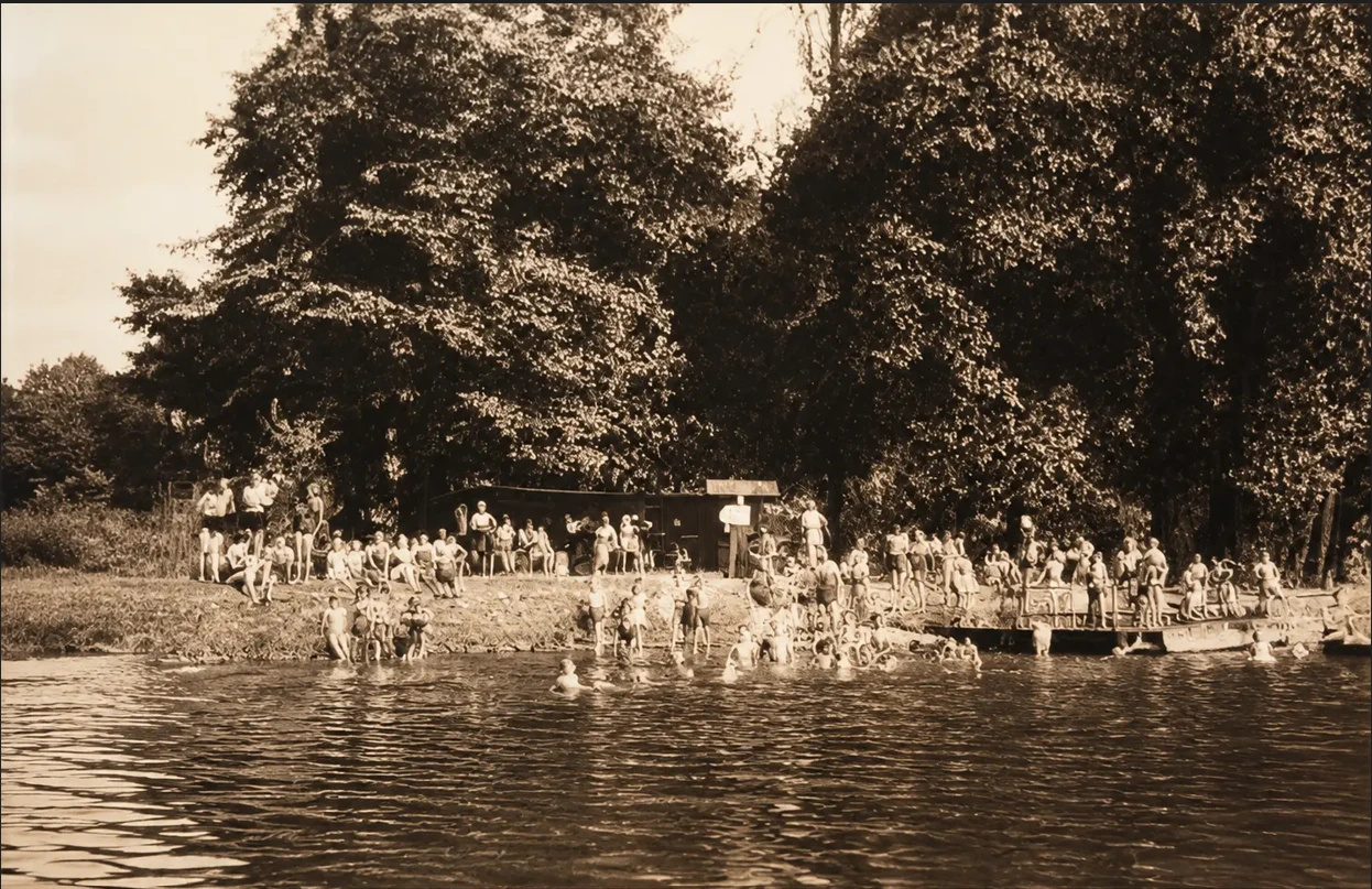 Plovárna a koupání na nábřeží Labe ve Štětí v roce 1930
